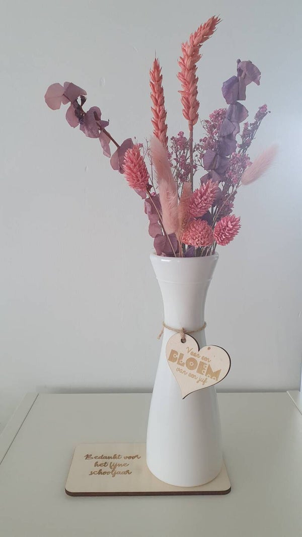 Vaas met droogbloemen en plateau