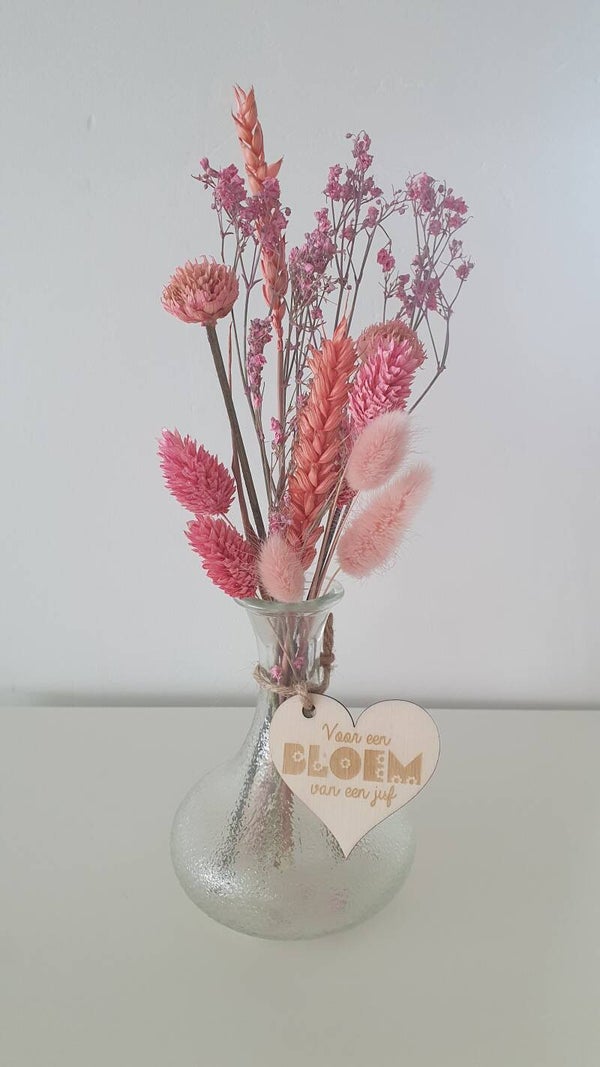 Glazen vaasje met droogbloemen en label