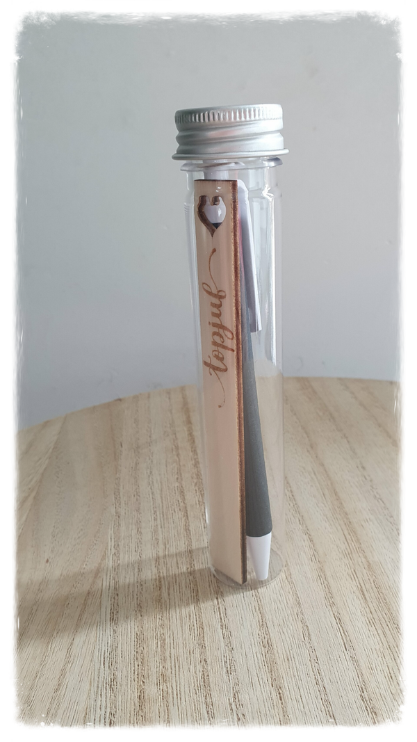 Buisje met houten kaartje en stylo