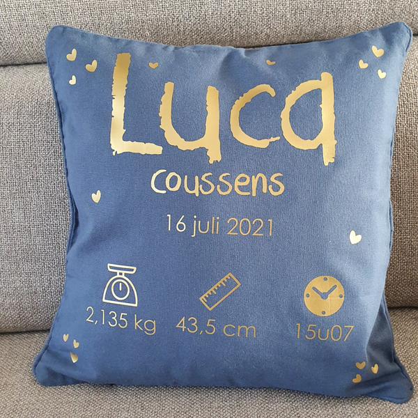 Geboortekussen met gegevens en hartjes