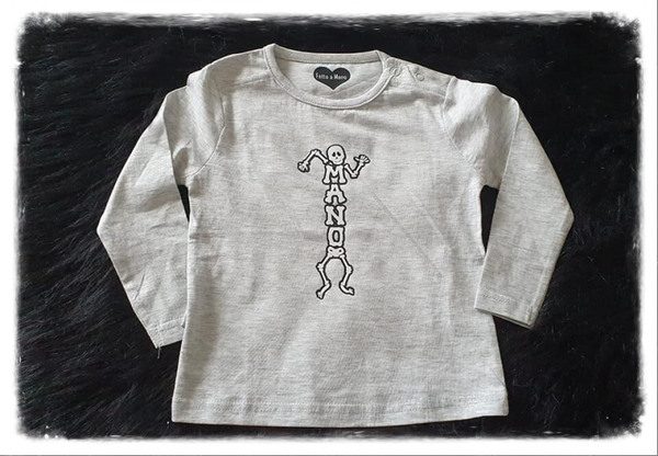 T-shirt met geraamte en naam.