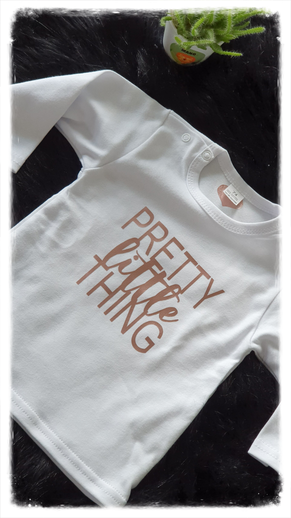 T-shirt met opdruk 'pretty little thing'