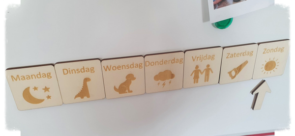 Houten magneten, dagen van de week.