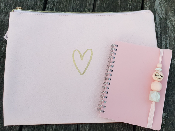 Set pennenzak + notitieboekje met popje van geluk - Roze