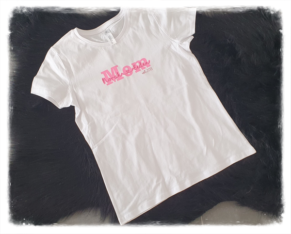 T-shirt MOM met namen door.