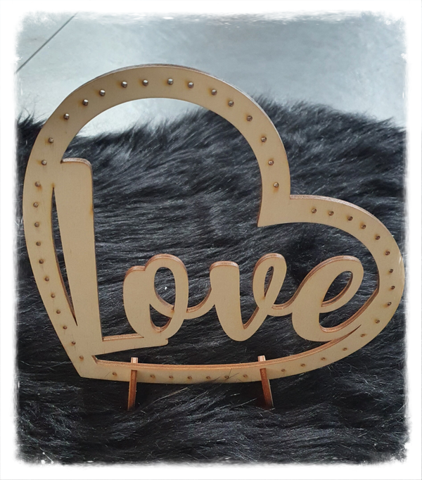 Houten oorbellenstaander met naam.