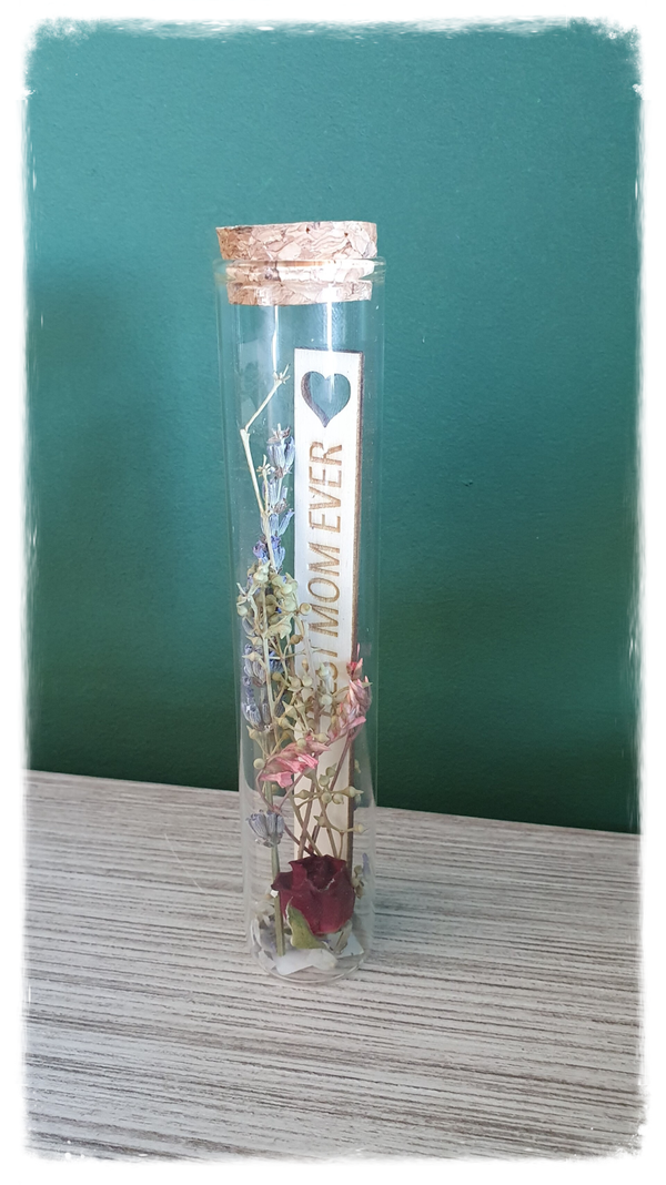 Buisje met droogbloemen en houten plaatje