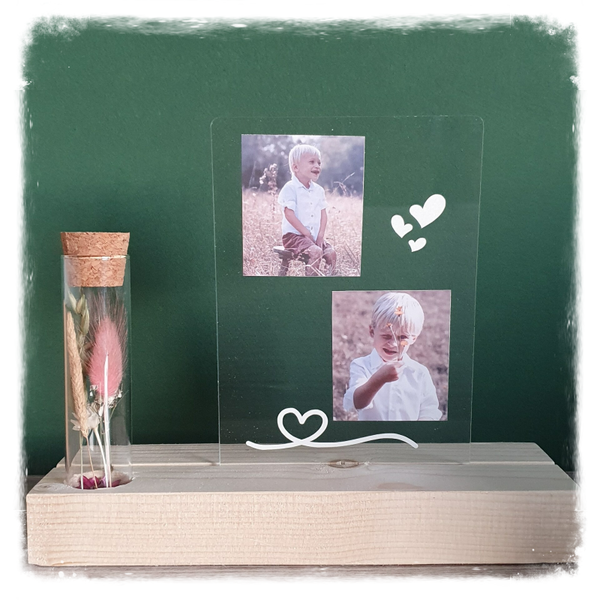 Staander met droogbloemen en plexiglas of houten kaart