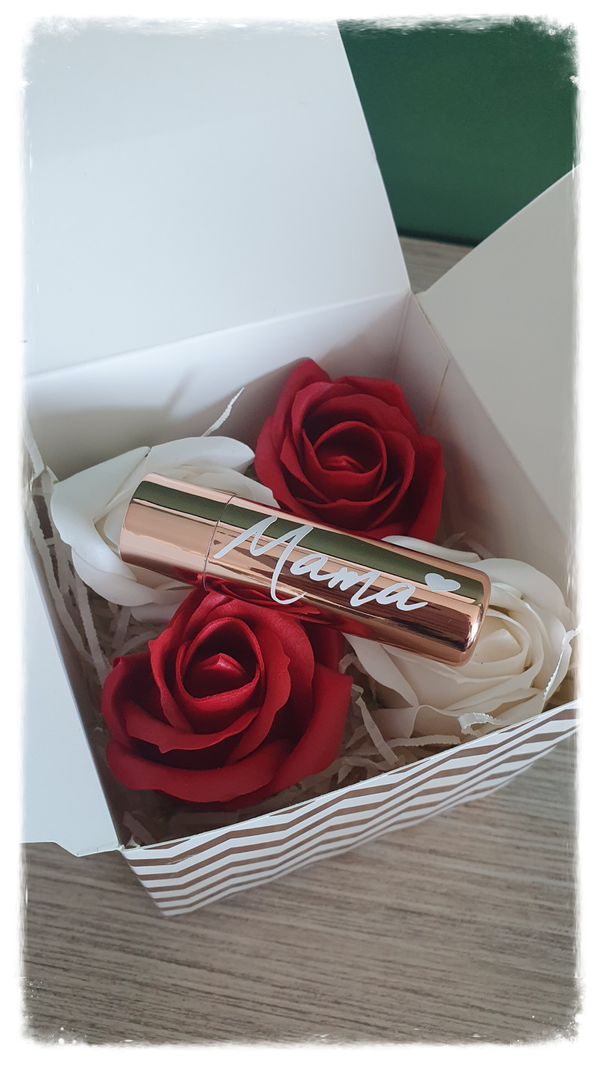 Luxe bedankdoosje met lippenbalsem en zeepbloemen.