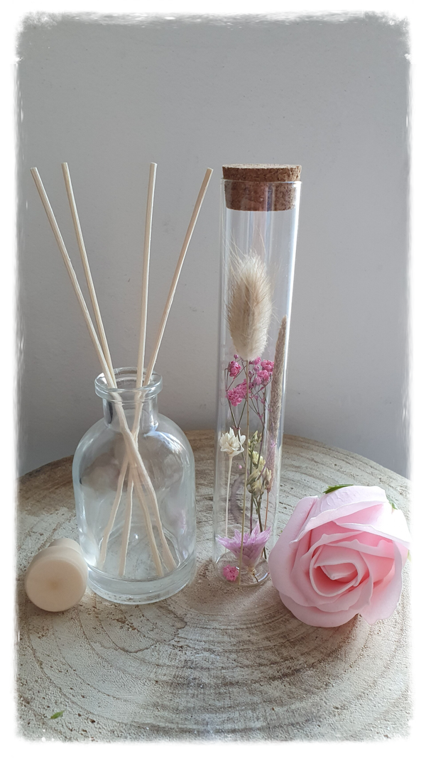 Set: huisparfumflesje en buisje met droogbloemen.