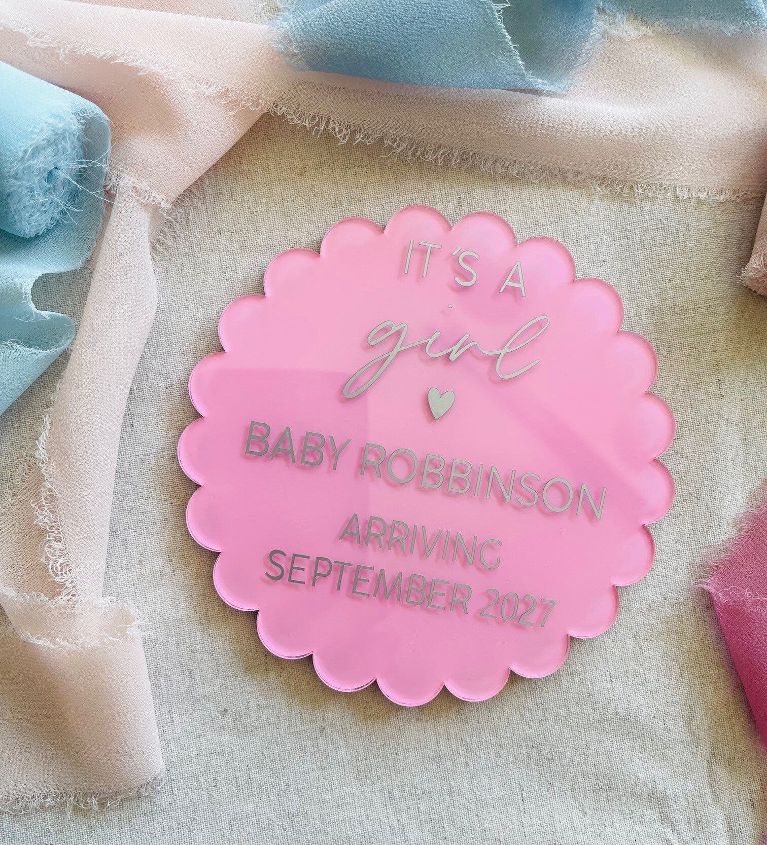 "It's a girl" baby girl scalloped plaque