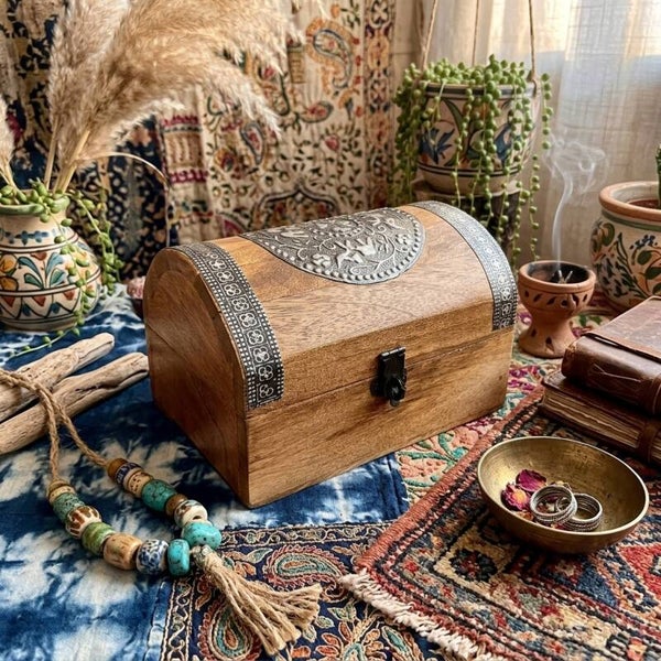 Cofre de Madera y Metal Repujado | Alhajero Rústico Boho Chic