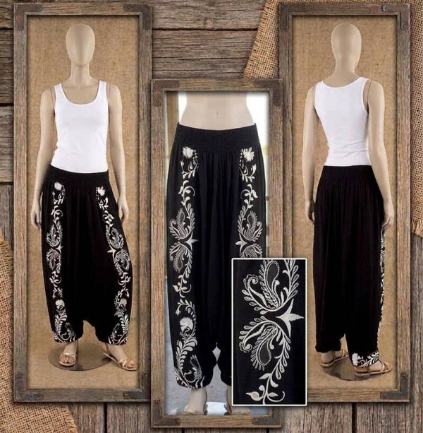 Pantalón Goa Negro Estilo Bombacho con Bordado Blanco