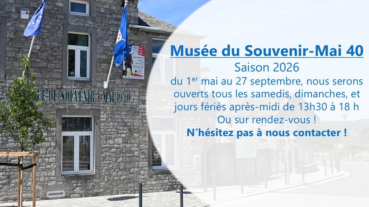 Photo devant le musée avec horaires d'ouverture 2026