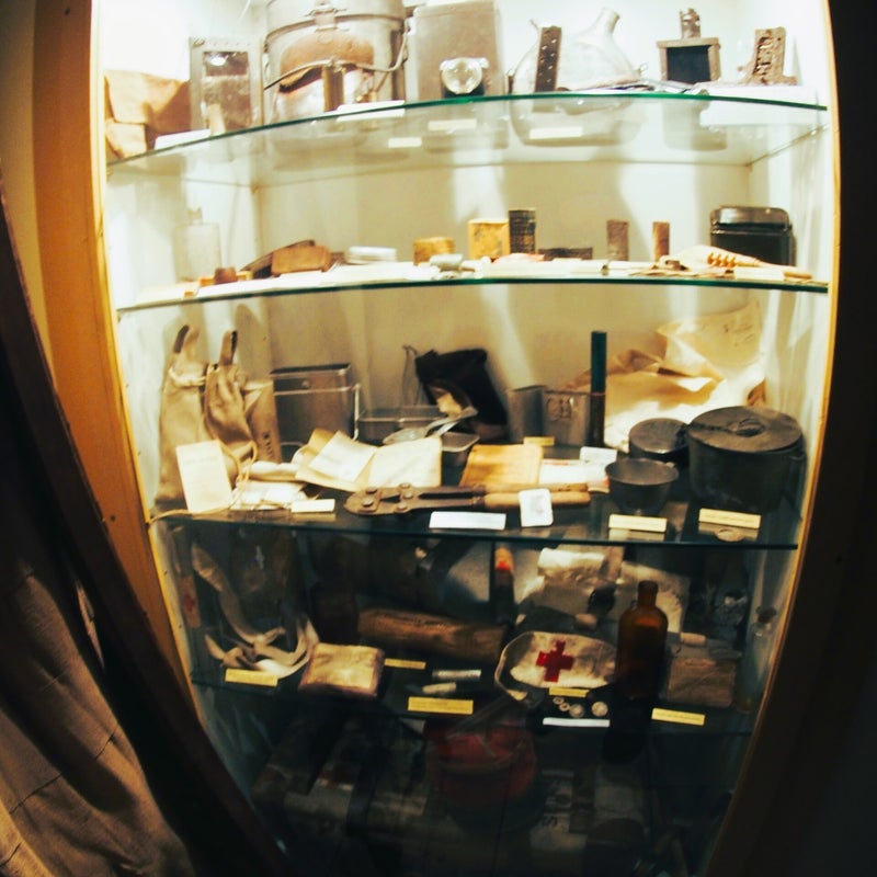 vitrine avec équipement de soldat français en Mai 40 - collections du Musée du Souvenir - Mai 40