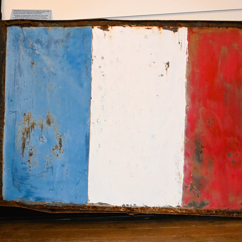 Collections du Musée du Souvenir - Mai 40 : grand drapeau français en métal (girouette) placé au sommet du mat du monument de la bataille de Flavion (15 mai 40)