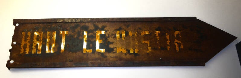 Vieux panneau routier de Mai 40 indiquant la direction de Haut-le-Wastia