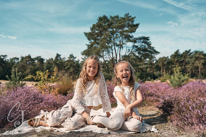 De jonge meiden in de kleurrijke natuur