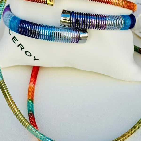 Pulsera de acero tubogas flexible abierta con cordón enroscado,colección Laura Escanes