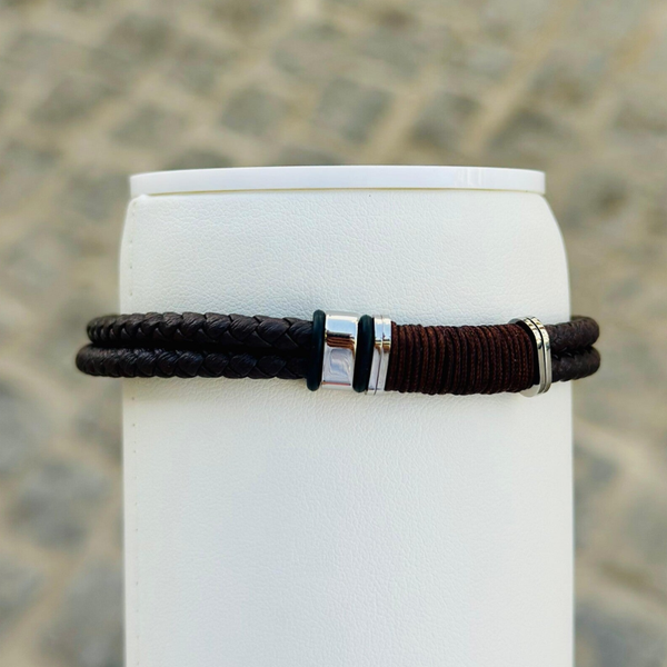 Pulsera doble de piel marrón trenzada con motivo de cordón marrón y detalles de acero