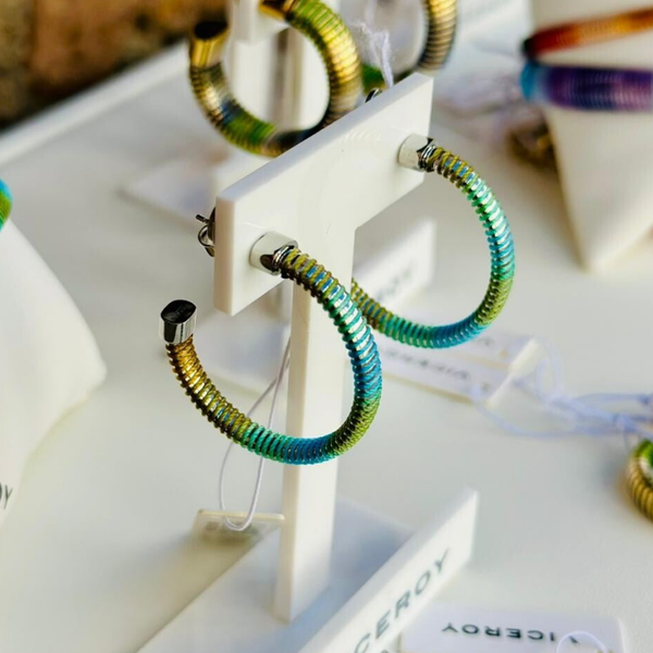 Pendientes de acero aro abierto de tubogas con cordón enroscado, colección Laura Escanes
