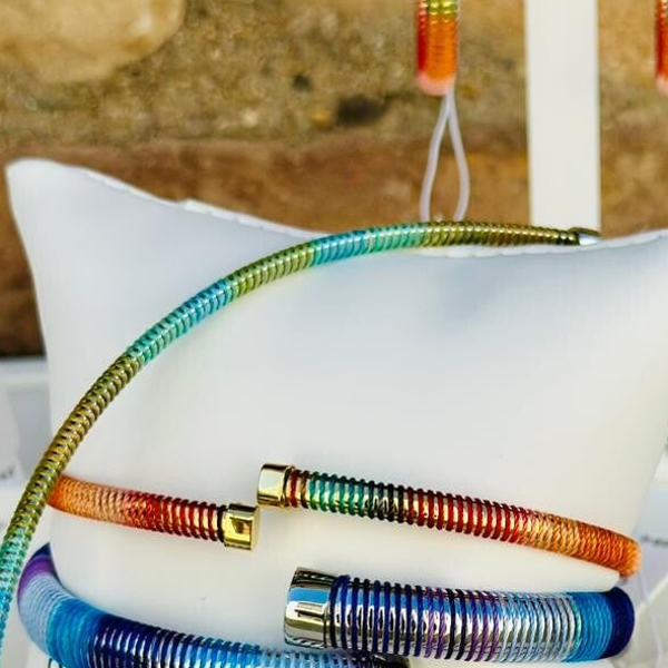 Pulsera de acero tubogas flexible abierta con cordón enroscado,colección Laura Escanes