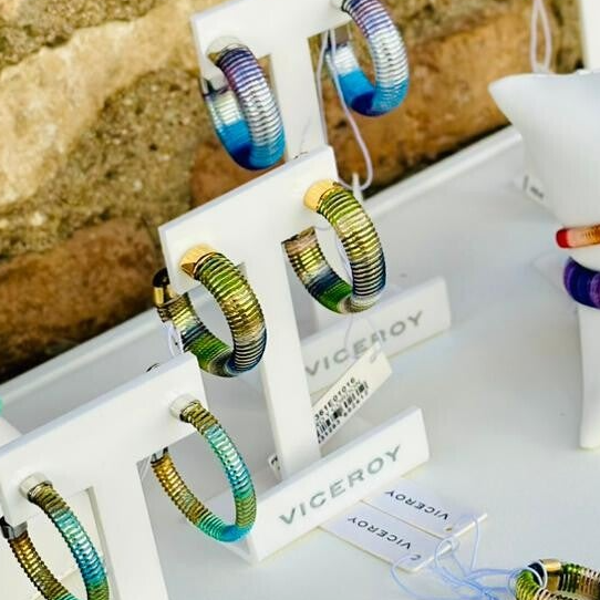 Pendientes de acero aro abierto de tubogas con cordón enroscado, colección Laura Escanes