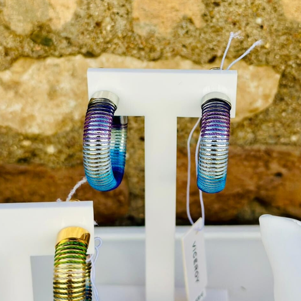 Pendientes de acero aro abierto de tubogas con cordón enroscado, colección Laura Escanes