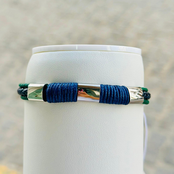 Pulsera de piel azul y verde para hombre con motivo cordón azul y detalles en acero