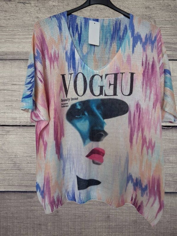 Dun gebreid truitje met het opdruk Vogue