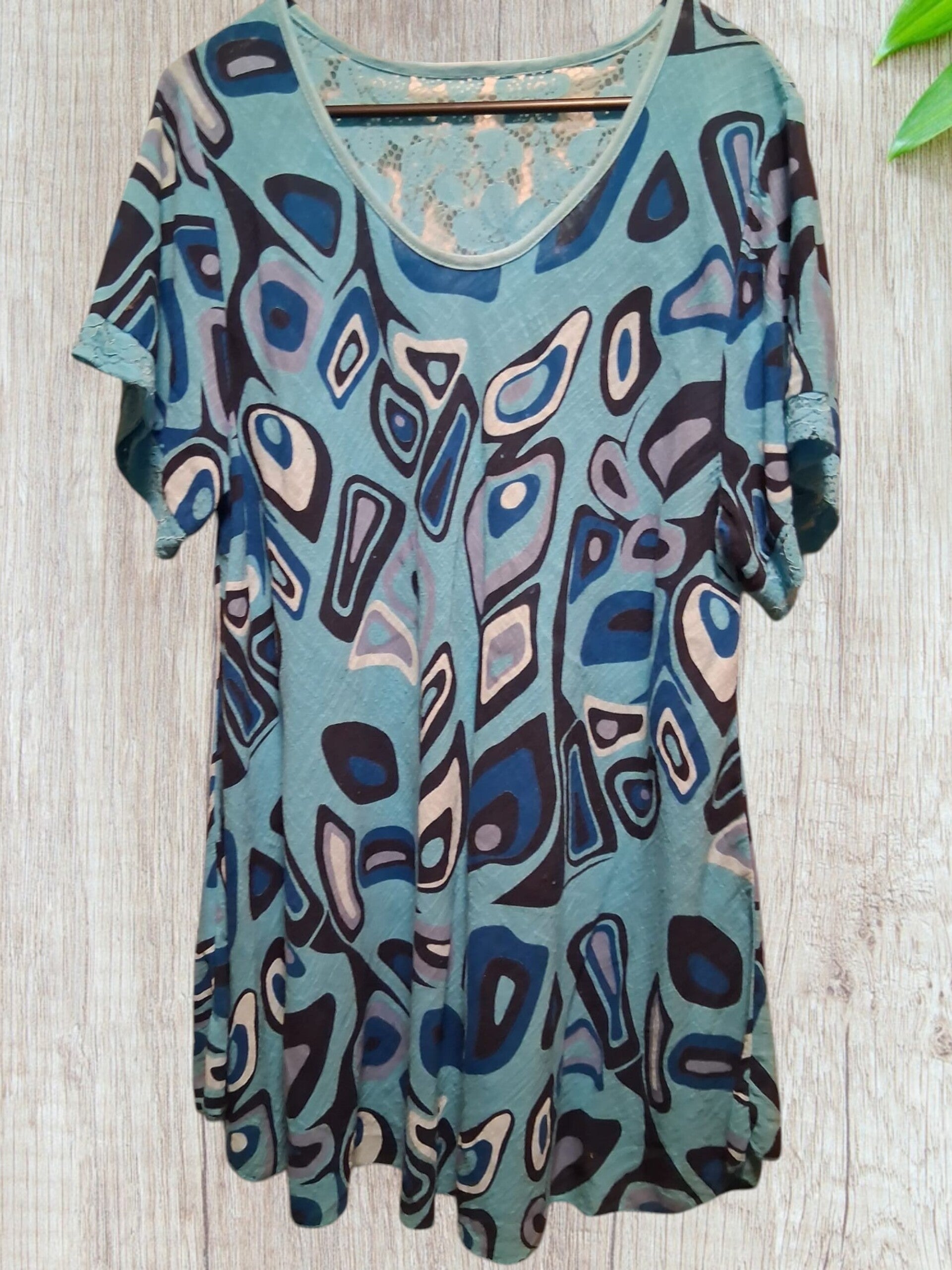 Elegantie in Blauw: Tuniek met Verrassend Kanten Detail