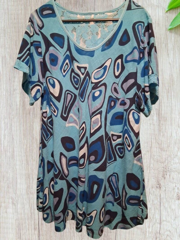 Elegantie in Blauw: Tuniek met Verrassend Kanten Detail
