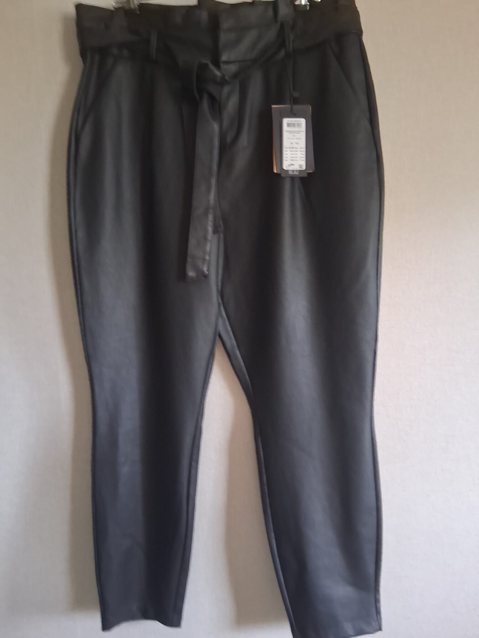 Vero Moda coated paperbag broek – maat XL valt als een maat L