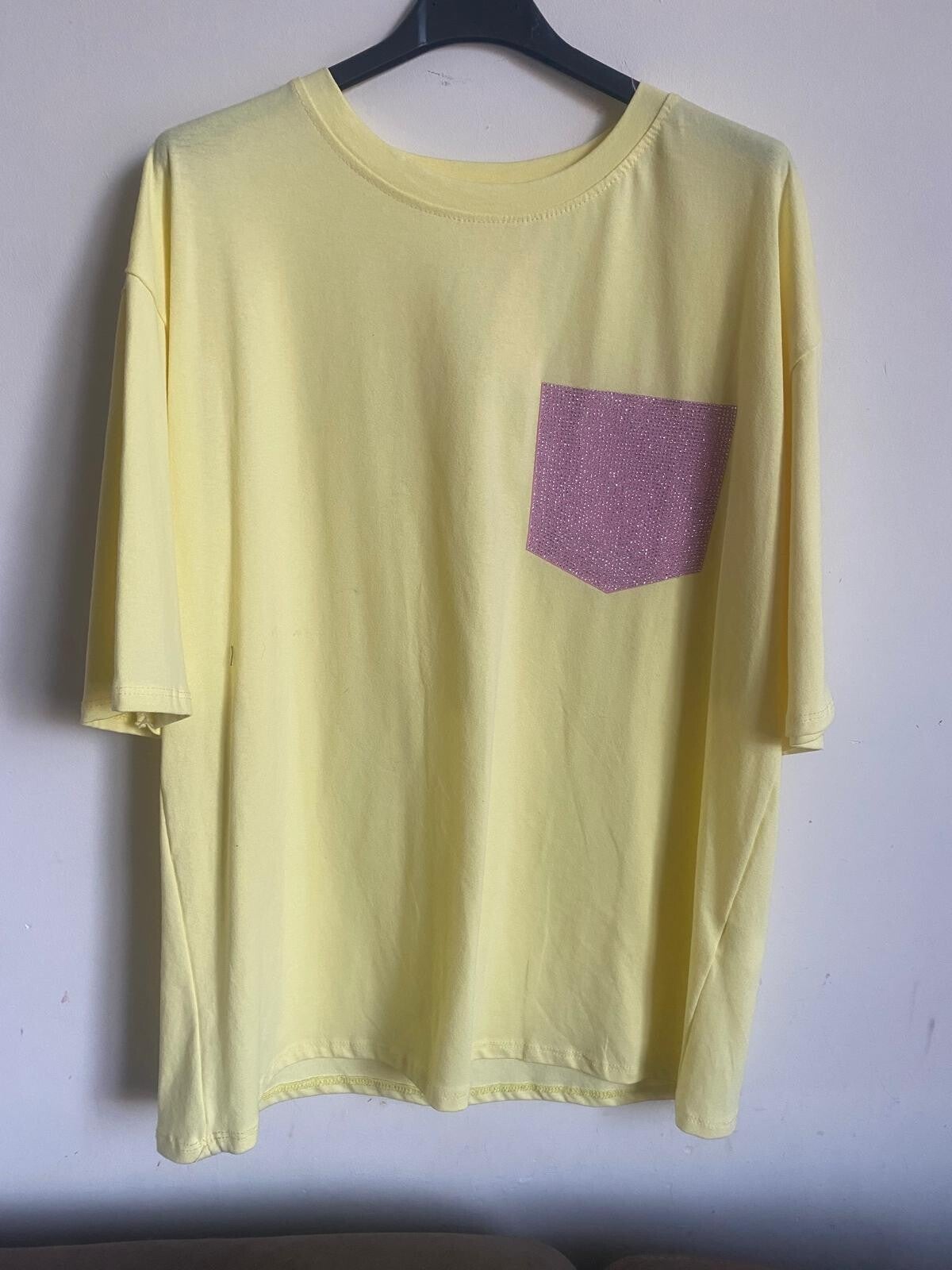 t-shirt geel met roze glitter zak