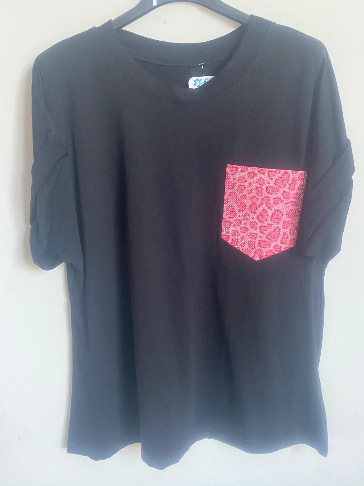 t-shirt met roze luipaard zakje