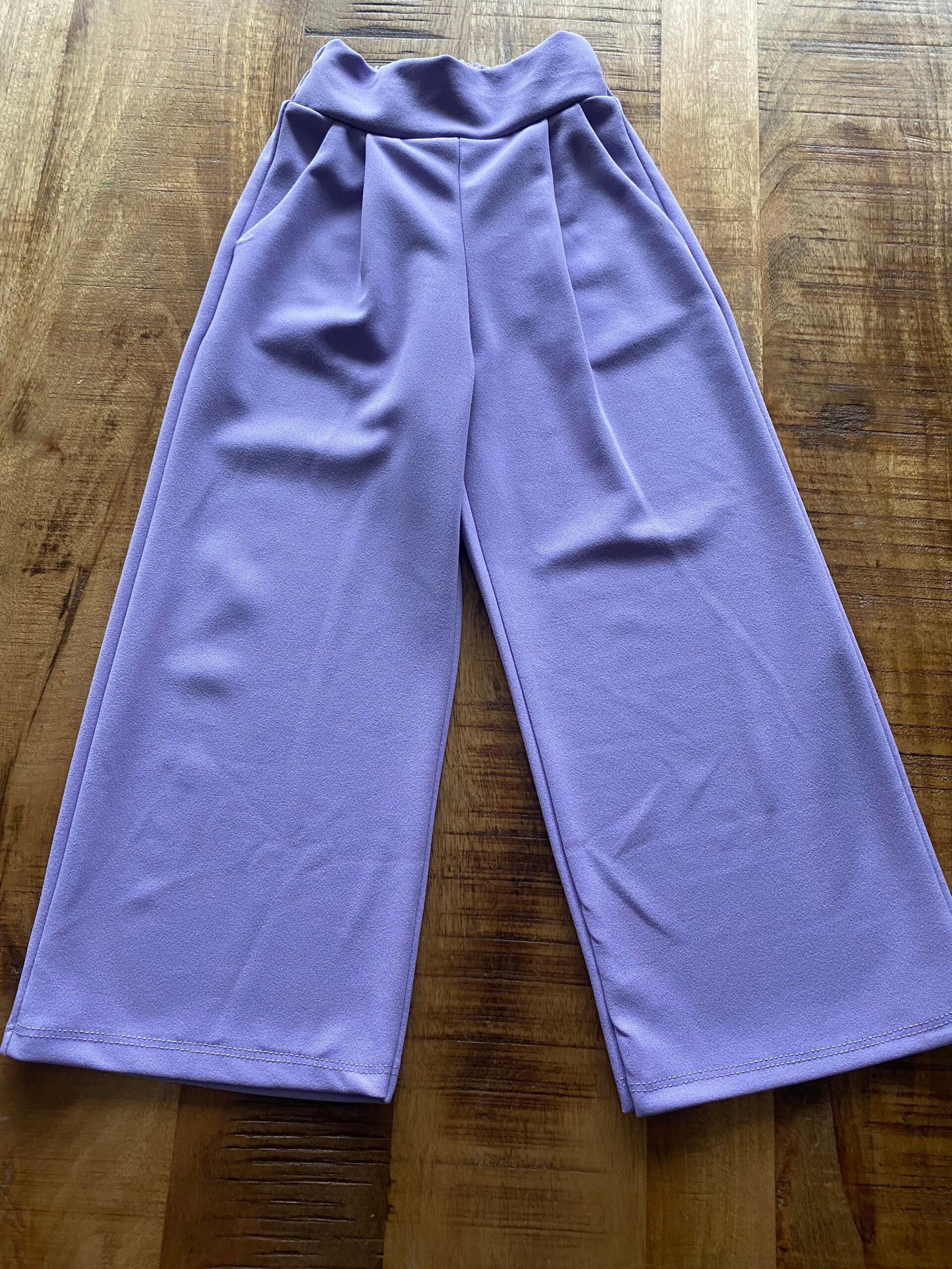 Paarse lavendelkleurige luchtige broek