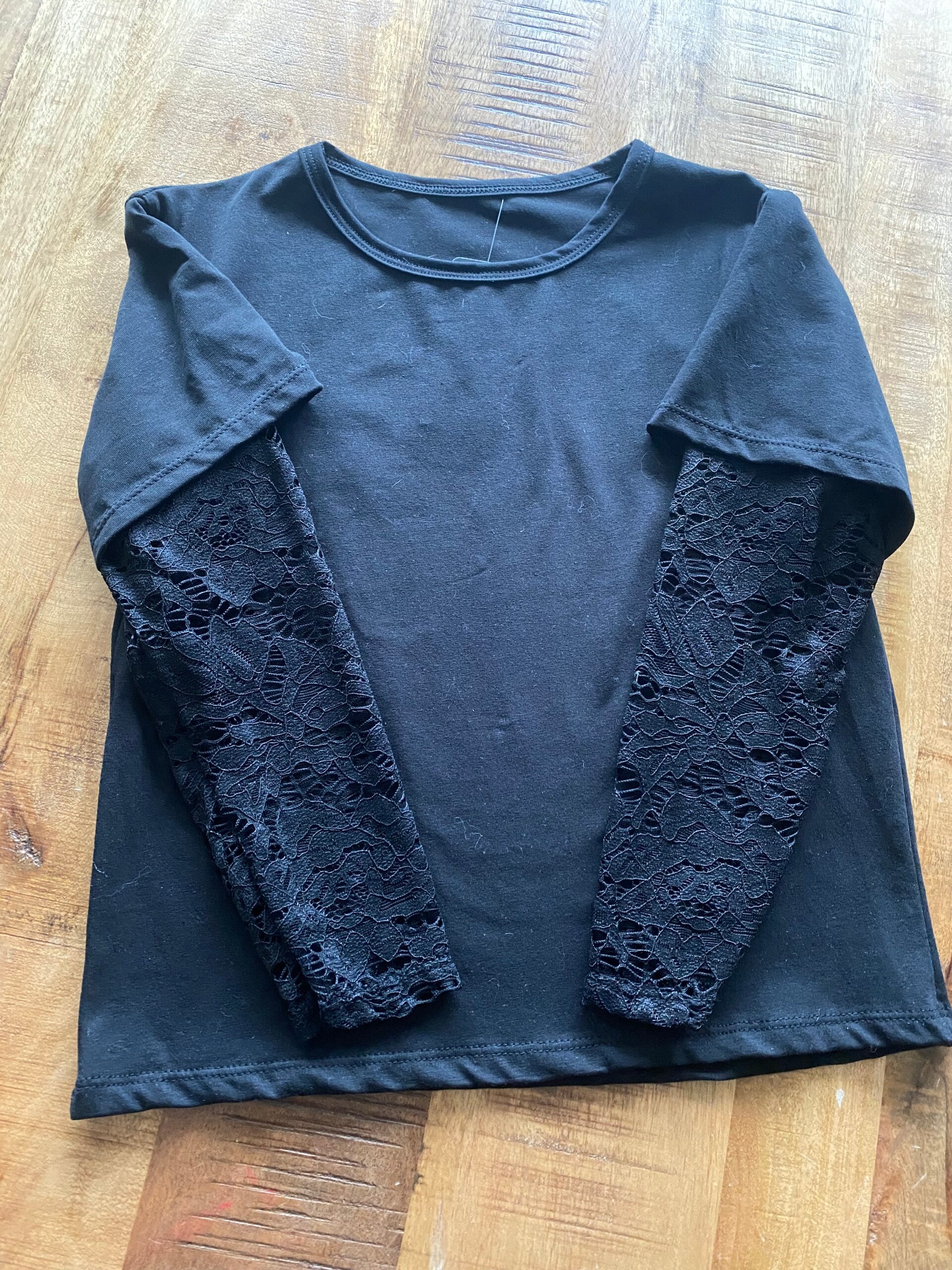 Mooie longsleeve  met kanten mouw zwart