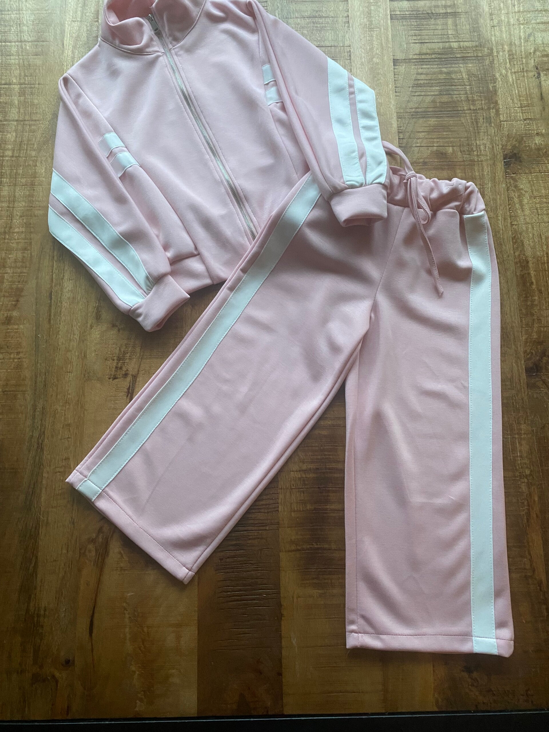 Roze trainingspak met witte streep