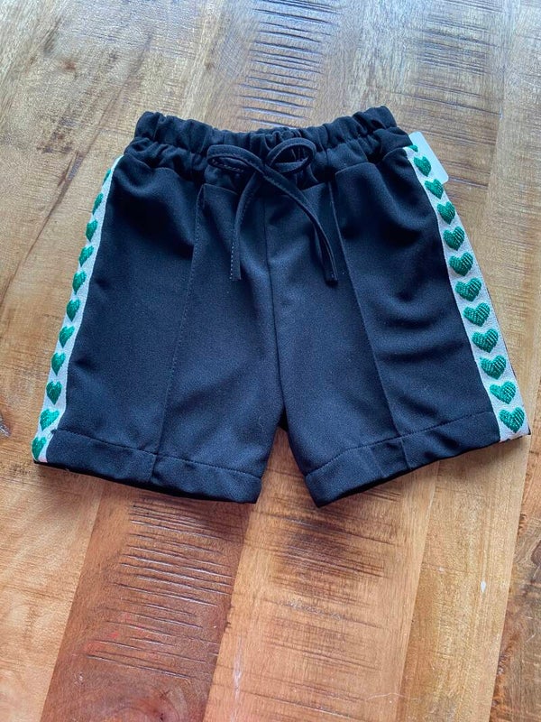 Zwarte short met groene hart