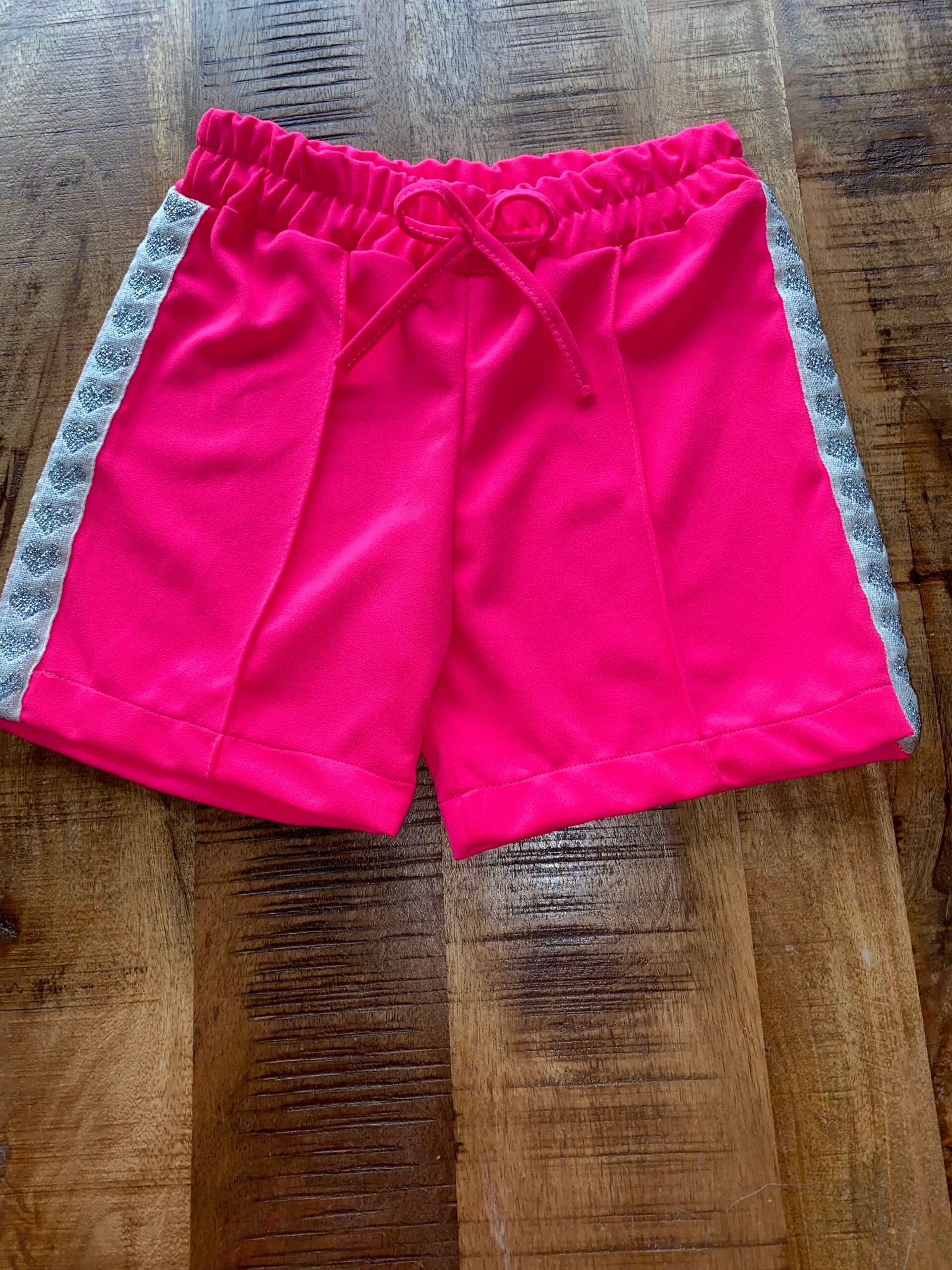 Neon roze short broek met zilver hart