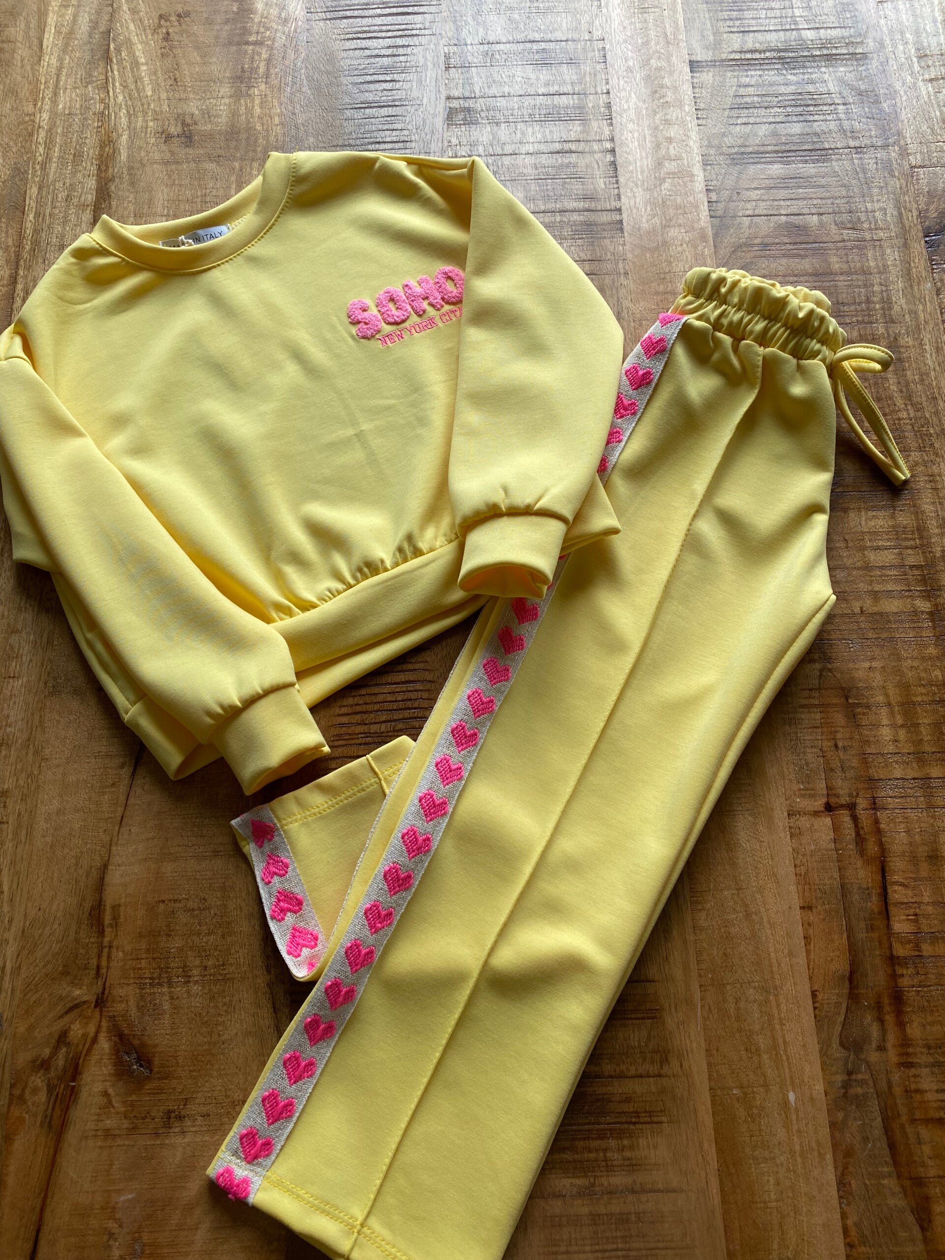 Gele pak neon roze hart SoHo
