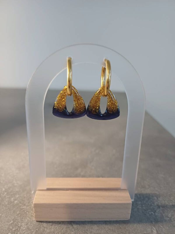 Triangles dorés et noirs