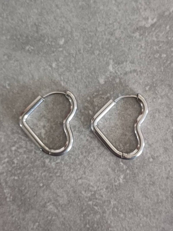 Créoles argentées en forme de coeur