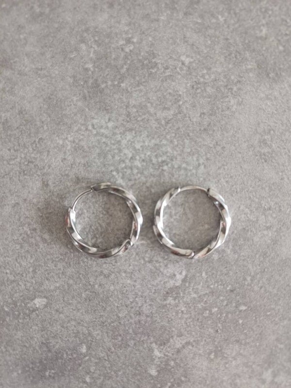 Créoles argentées torsadées 18mm