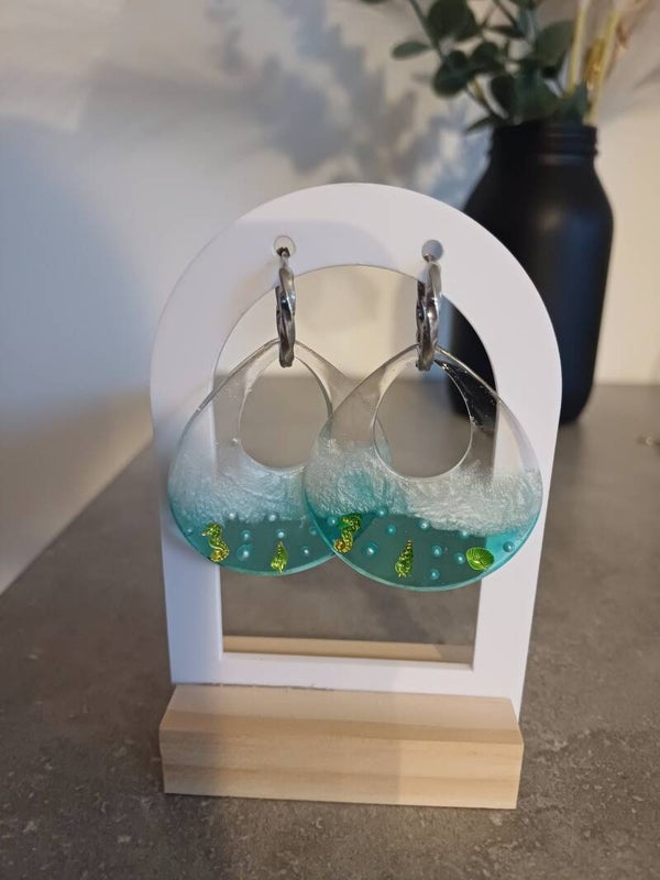 Grandes pampilles gouttes d'eau bleues, blanches et transparentes