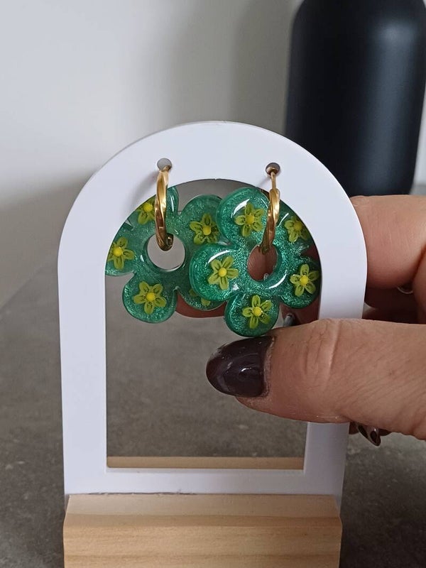 Vert foncé et fleurs vertes