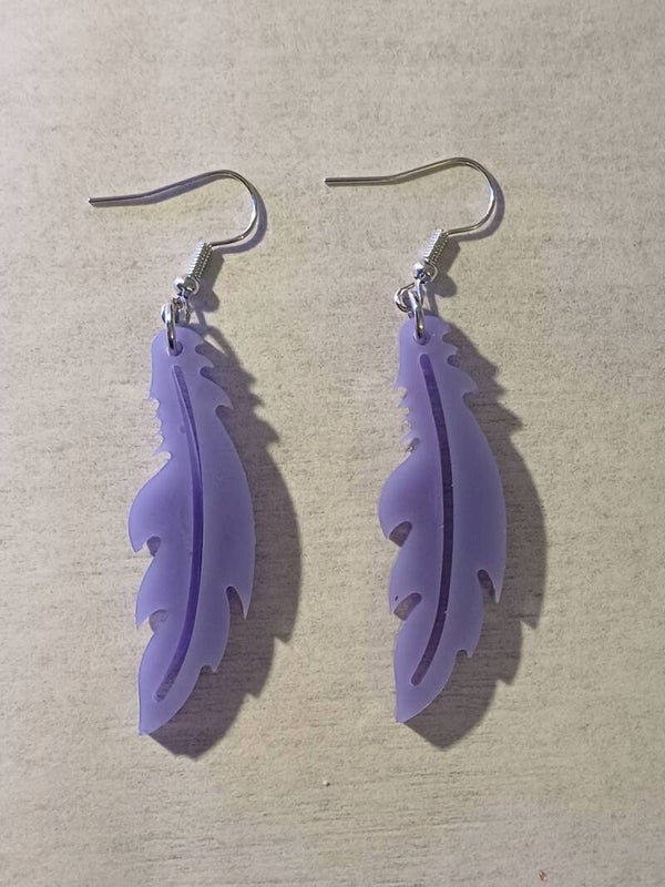 Plumes violettes opaques