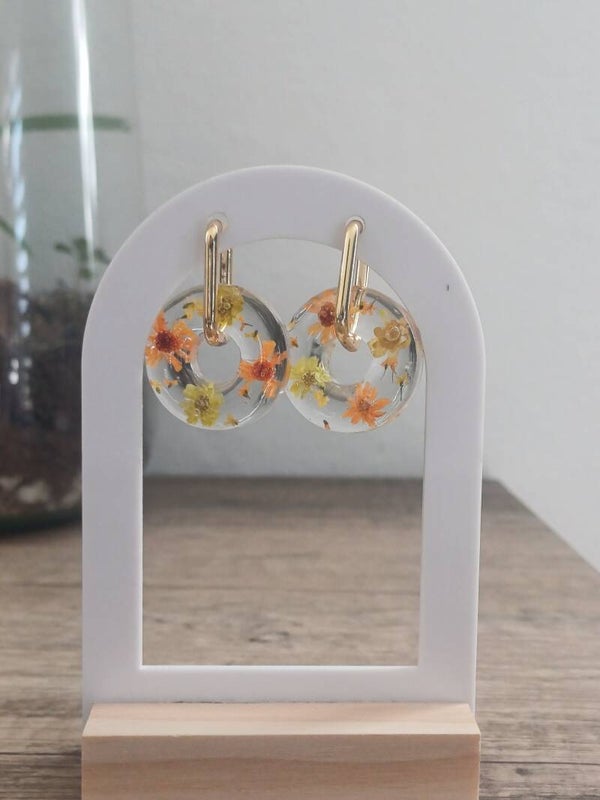 Donuts avec fleurs séchées oranges et jaunes