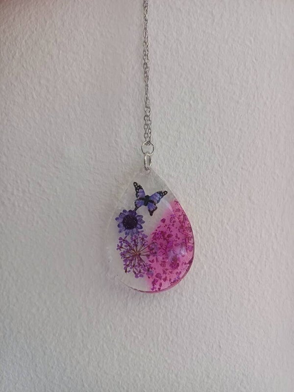 Collier avec papillon, fleurs séchées et paillettes