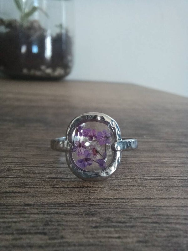 Bague argentée fleurs violettes